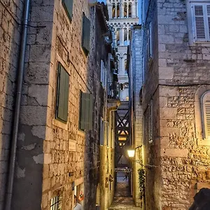 https://apt-largo-in-the-heart-of-diocletian-palace.splithotels.org
